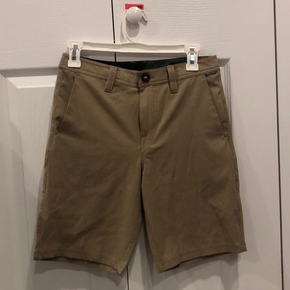 Classy and comfortable Volcom men’s khaki shorts